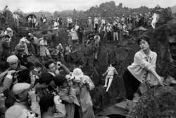 mpdrolet: Photography Fair 150 Kilometers from Tokyo, Japan, 1958 Marc Riboud 