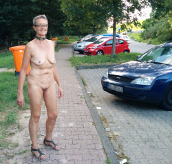 herr-arnold:Nacktvorführung auf einem Autobahnparkplatz