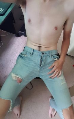 ThrowAwaySteven1234: This is what ripped jeans are for right?