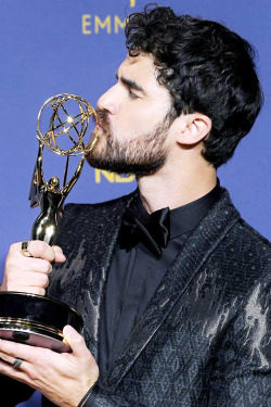 na-page:Outstanding Limited Series winner Darren Criss poses in the press room during the 70th Emmy Awards at Microsoft Theater on September 17, 2018