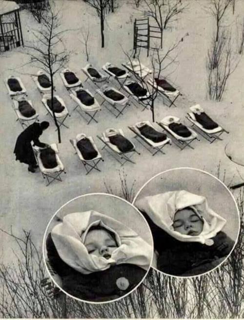 Enfants dormant dehors après le repas. Moscou, 1958.Children sleeping after meal. Nudes &amp; Noises  