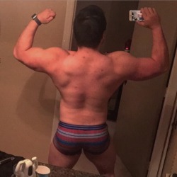 br00taldan:  Back muscles and cute undies 🤓😈😁🐂💪🏼  One of the biggest cues to get your back to grow is to think about pinching your shoulder blades together. Too many times I see clients yanking and pulling too much with their arms and