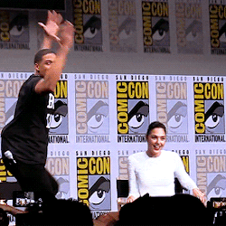 dcfilms:Ray Fisher rips off his BORG LIFE T-shirt to reveal “I ❤️ Zack Snyder” at the Justice League panel (SDCC 2017)
