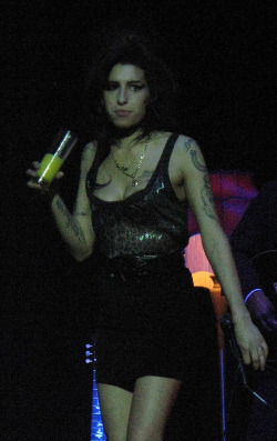 amywinehousequeen: Amy Winehouse performing in Birmingham, 14/11/07