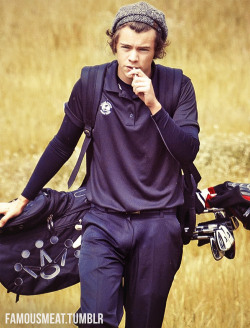 famousmeat:  One Direction’s Harry Styles’ huge bulge while golfing with Niall Horan