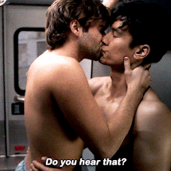 gloriousbodies:  antifamutantdown:  itsalekz:   Alex Landi and Jake Borelli in “Grey’s Anatomy“    @enajcosta this twink is hungry.   How dare you, he may be a manlet but a twink? Never