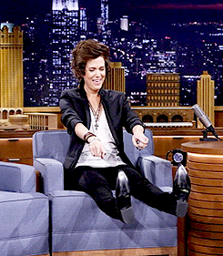 bert-macklen-fbi:  bobbymoynihans: Kristen Wiig during an interview with Jimmy Fallon on February 18, 2014   KRISTEN WIIG AS HARRY STYLES EVERYONE CAN JUST GO AHEAD AND PACK THEIR BAGS AND GO HOME WE’VE SEEN IT ALL 