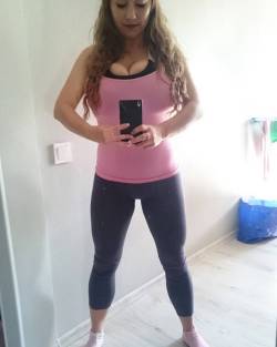 samantalilyxxx:  My gym outfit.  🏋