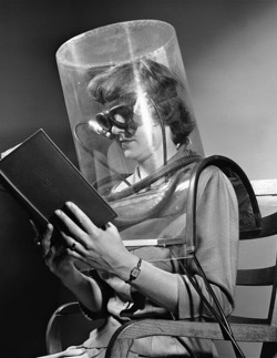 Betty Cook - Stanford Research Labs - undergoing a &lsquo;blink test&rsquo;, 1949. À l'Institut de recherche de Stanford, le 27 avril 1949, une assistante de laboratoire porte des lunettes sans verre dans une hotte remplie de smog.