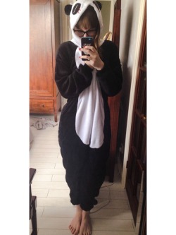 anothersh0tatlife:  I’m a cuddly panda! 🐼  Oh and what a cute little cuddly panda you are :)