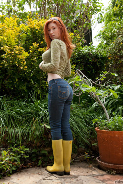 (more girls like this on http://ift.tt/2mVKSF3) Ginger in jeans
