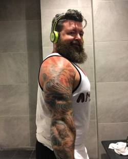 chadillacjax:  Flex Friday came early y'all #workout #workoutmotivation #gymlife #triceps #flexfriday #armday #tatted #tattoosleeve #single #gay #gaylifter #beardedgay #beardlife #thickfit #musclebear  (at Planet Fitness)
