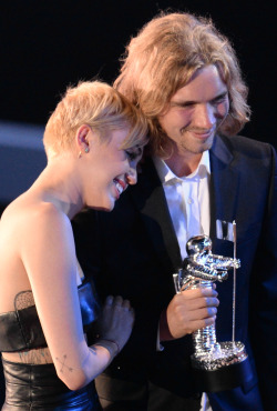 timid:  -radiatemileyray:  Miley Cyrus won the biggest award up for grabs at the VMA’s last night, winning “Video Of The Year” and instead of just going up on stage and taking her trophy, she very kindly took a young homeless man with her to represent