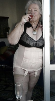 Sexy old granny in lingerie poses for the young studs!Find your mature date here!