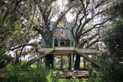  Abandoned Victorian Tree House. A two-story replica of a Victorian-style home which also goes by the name of ‘Honky Ranch’. Located in South East Florida, USA.  