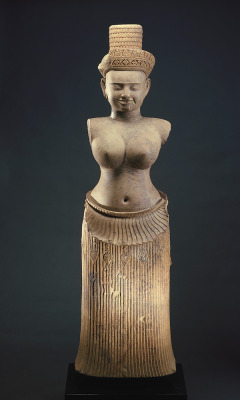 ethnoarte:  The Goddess Uma 10th century Angkor period Sandstone H: 124.2 W: 37.5 D: 24.3 cm Koh Ker, Cambodia Gift of Arthur M. Sackler S1987.909 This hierarchic majestic figure wears a precisely pleated skirt whose downturned upper edge creates a