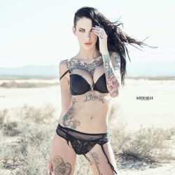 modeljenlynn:  Photo by @rebelselle   #desert #picoftheday #photooftheday #daylight #inked #tattooed #toptattoomodels