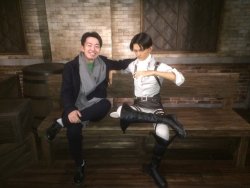 fuku-shuu:    Isayama Hajime’s editor, Kawakubo Shintaro, takes a photo with the new tea-drinking Levi clonoid at Universal Studio Japan’s SNK THE REAL exhibition! Also featured in this year’s exhibition is a transforming Eren clonoid with Titan