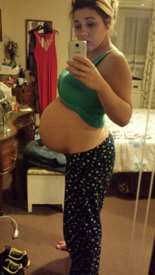 vickyandchick: 39 weeks.. I have been pregnant for 273 days but I’m pretty sure its these last 7 that are gonna drive me insane.  Hurry up baby, we’re all dying to meet you 