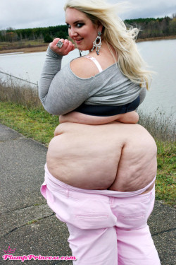 Courtney Aitken aka Plump Princess  5'11&quot; (71cm)  402 lbs (183kg)  BMI: 56.1  42F