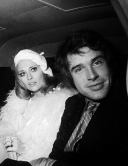 durbeyfields:Faye Dunaway and Warren Beatty arrive at the Moulin Rouge for the Paris premiere of Bonnie and Clyde, 1968 https://painted-face.com/