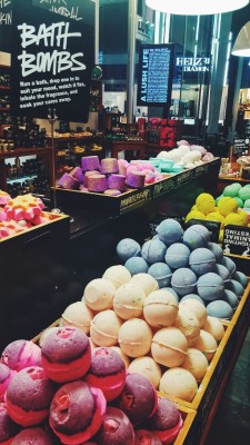 shameless-fit:ibilateral:  undefinedqueer:Self control doesn’t happen in Lush.  I always wondered what would happen if the sprinkler systems went off in Lush.  I need to set off the sprinkler system at Lush now.