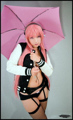 dirty-gamer-girls:  Sonico - Supersonico [Umbrella] by GeniMonsterCheck out http://dirtygamergirls.com for more awesome cosplay(Source: gabardin.deviantart.com)