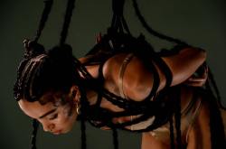 voulx:  FKA twigs in the set of her new single video Pendulum