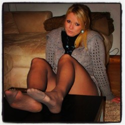 #sexy #girls #woman #women #teen #teens #mature #maturewife #blonde #legs #legs_real #real_legs #feet #feetfetish #fetichiste #pied #hose #tights #stocking #pantyhose #collantgris #collant