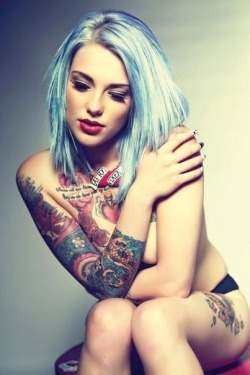 tattoed-babes:  inked babe follow us here : http://tattoed-babes.tumblr.com/