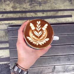 latte-art:🌿 Left-hander Elly’s Latte Art 🌿.Have a good day~✨ (by oneway_elly)
