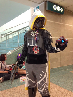 Somebody cosplayed the Destiny Hunter Guardian with his Ghost!! And I&rsquo;m pretty sure that&rsquo;s a Thorn he has&hellip;!