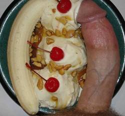 randydave69:  Double banana split! Check out my blog for more hot pix! http://randydave69.tumblr.com/ http://randydave69.tumblr.com/archive