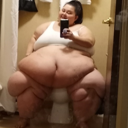 bigcutiedelilah-deactivated2021:Hanging belly Queen with the fat ass. Just woke up. No filters #BigCuties #BigCutieDelilah #PrettyFaceWreckedWaist #ApronBellyClub #BodyPositivity #ObeseModels #HangingBellies