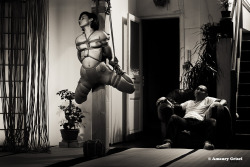 amaury-grisel-shibari:  un peu de repos bien mérité …j'aimerais bien avoir la même déco dans mon salon !Akira Naka et Gorgone @ La place des cordes Paris Photo : Amaury Grisel