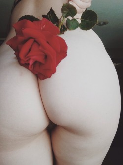 sexsvmbol:  b-cca submitted:🌹Oh, this is absolutely gorgeous! I’m such a sucker for roses, and the stark red against your soft, pale, flesh is so beautiful. Thank you for submitting!