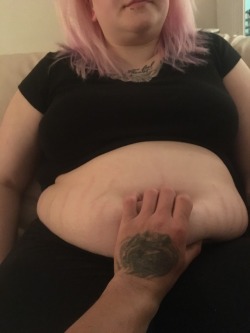 prize-pig-collection:  mychubbyqueen:  Ah she has the cutest tum ever 😍  That double chin 🐷🤤