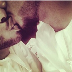 hornyarabmen:Viral pic of an Emirati couple kissing. One of my favs, anyone know the source?