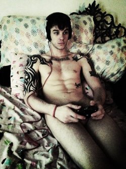 hornyaussieboy:  Game time  I love a gayme night with him. :)
