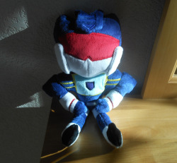 lampfaced:  Now that he’s made it to his new home, I can put up pictures of this guy! This is a Soundwave plushie I made for my good friend madamglacia, patterned after the style that the amazing mazzlebee uses for her TF plushies - which I got permission
