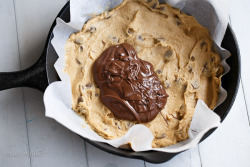 foodffs:NUTELLA STUFFED DEEP DISH CHOCOLATE CHIP SKILLET COOKIE (PIZOOKIE)Really nice recipes. Every hour.