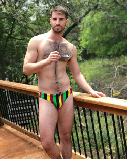 alanh-me:67k follow all things gay, naturist and “eye catching”   Sexy otter