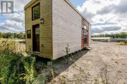 dreamhousetogo:  Tiny house for sale in Ontario, Canada  Gorgeous tiny house 