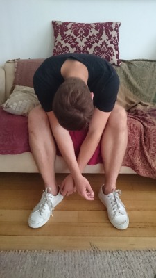 sleep-hypno: This boy couldn’t resist for long before dropping down into DEEP mindless and blissful sleep, his mind switched off. You need to be like this boy! Good looking, in-shape guys 18-35 message me. Straight guys front of the queue to explore