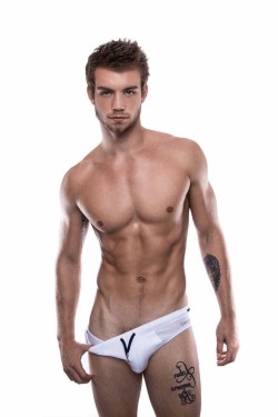 boytoyworld:  male-celebs-naked:  Dustin McNeer from ANTM 22  Yes yes yess! 