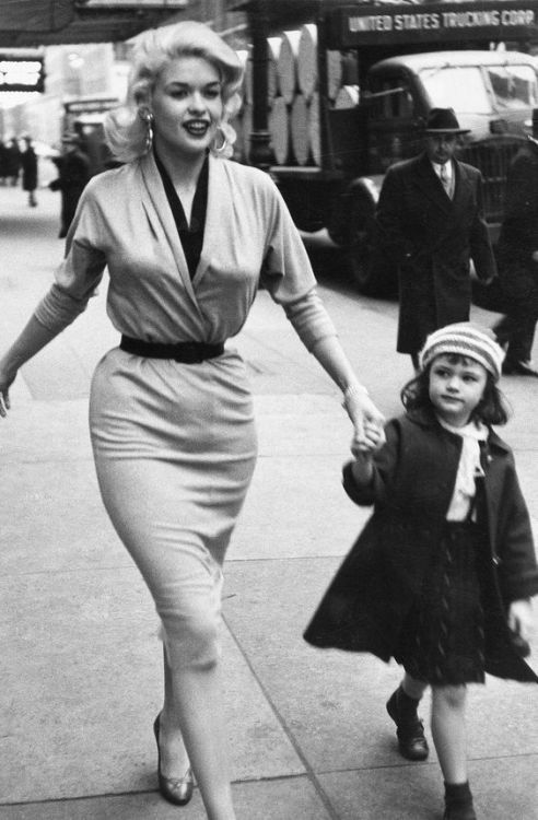 blondebrainpower:  Jayne Mansfield and daughter Mariska Hargitay, 1967  