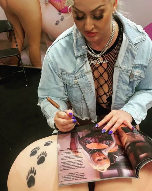 @mzdanient using her big soft @dukesdollz ass to sign  her pic in the @eroticskymag 🔥🔥🔥 Www.dukesdollz.com https://www.instagram.com/p/CoYIvKWueA2dQ2aFnNHnTe-rIPMVFP3U87hD400/?igshid=NGJjMDIxMWI=