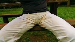 xnpee:  wetting my pants at public park 