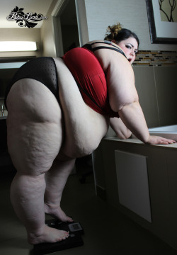 lovemlarge:  bbwlunalove:  Did you guys know I’ve got a new weigh in on my site?   OMG! Incredible and… INCREDIBLE!