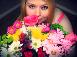 Hunny_Boo_Boo sent us this sharp shot of her on the lucky end of a bunch of flowers